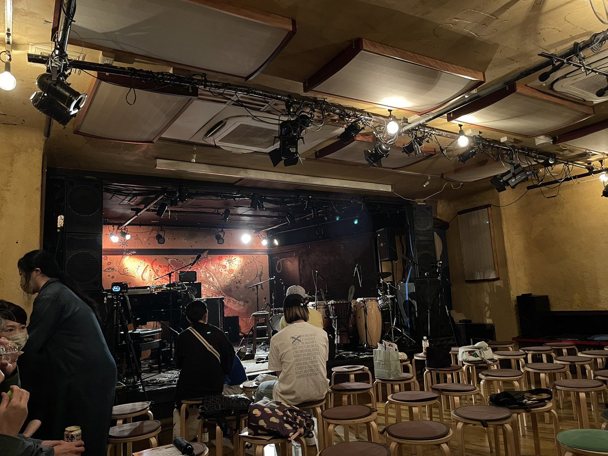 gottfried_ya's tweet photo. 代官山 晴れたら空に豆まいて
bohemianvoodooとVenueVincentの2マンライブ。べにゅびん初めて聴いたけど熱い、激しい、美しい。ボヘのアンコールLapis Lazuliは本当に熱い演奏だった。ライブの醍醐味。これを求めていた。 https://t.co/CeUM8ipnW8