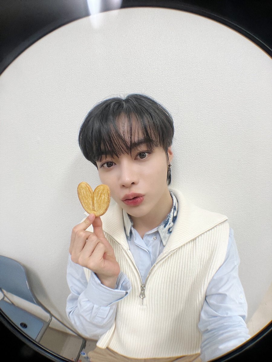 TPST_twt's tweet photo. [#한빈] 한빈이의 하트 받아주세요~ ^💛^ https://t.co/hk88FpyVe0