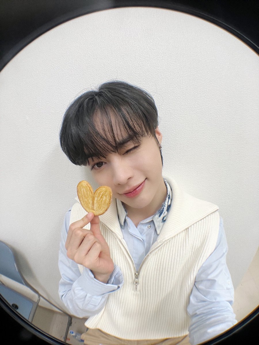 TPST_twt's tweet photo. [#한빈] 한빈이의 하트 받아주세요~ ^💛^ https://t.co/hk88FpyVe0
