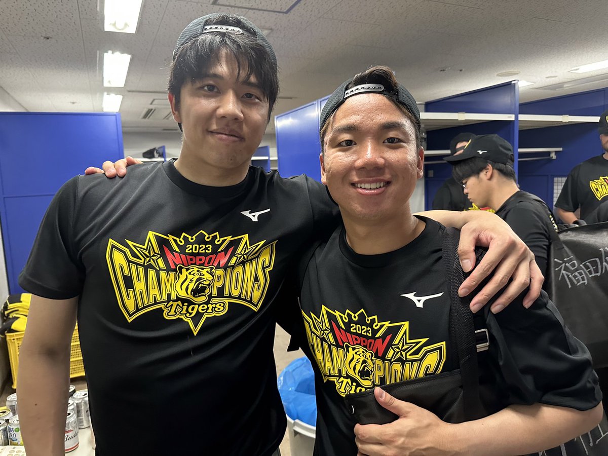 TigersDreamlink's tweet photo. 日本一の歓喜の様子をお届けします②！
先発同い年兵庫コンビです！
ノイジー &amp; ビーズリー選手はお先に一杯頂いちゃってます！

#阪神タイガース
#最高のフィナーアレ
#日本一
#SMBC日本シリーズ2023
#ARE https://t.co/qXvfdtJXqi