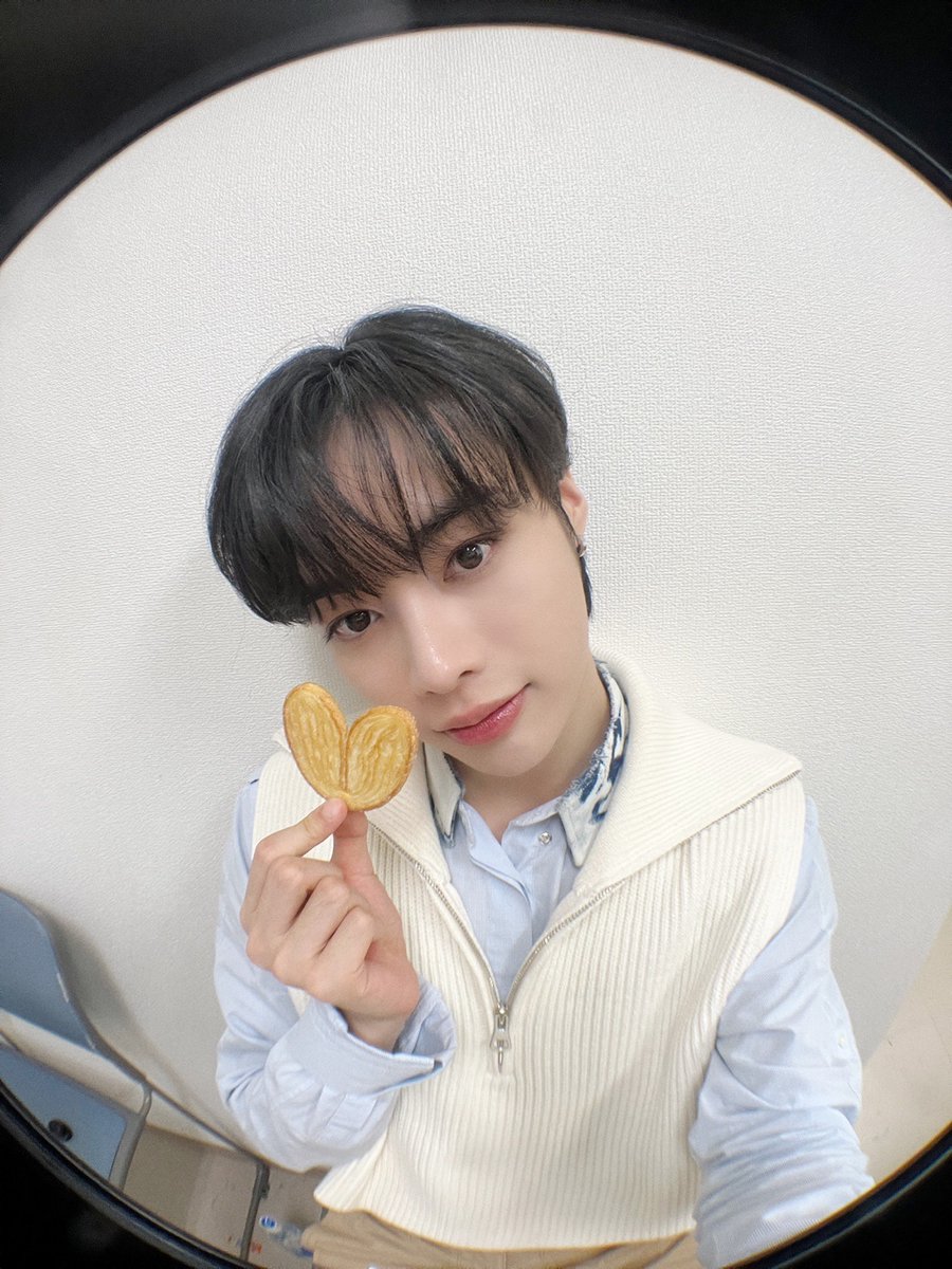 TPST_twt's tweet photo. [#한빈] 한빈이의 하트 받아주세요~ ^💛^ https://t.co/hk88FpyVe0