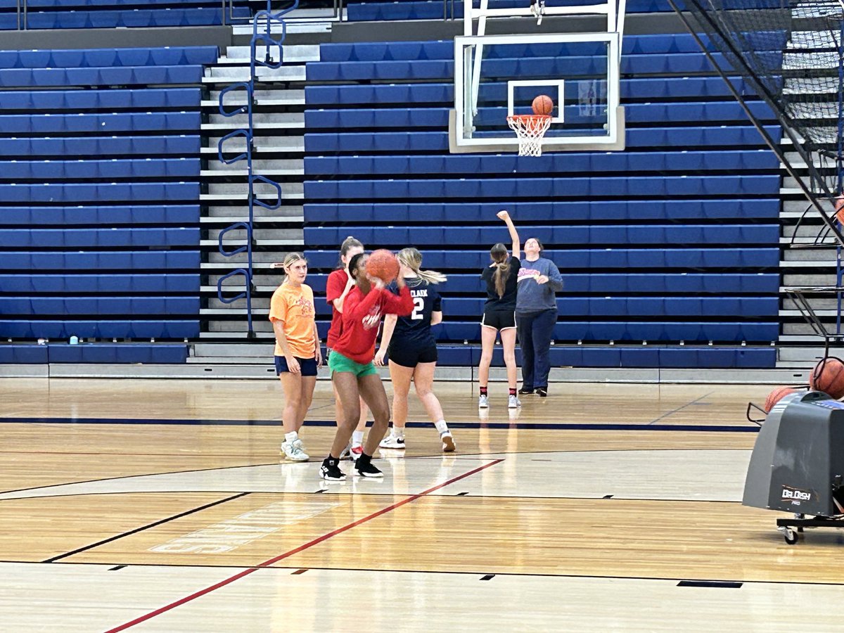 PiquaGirlsHoops's tweet photo. It’s now 9 am and we have four more high school girls shooting.  6 high school girls training 12 youth players!  ❤️ it!  Exciting times at Piqua!
#NewCulture https://t.co/9kIcDcMQfp
