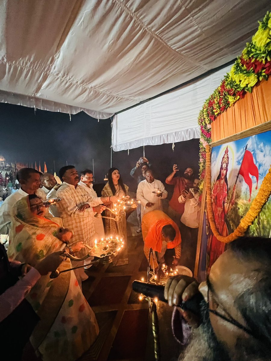 MLAMANISH330's tweet photo. आज तमकुही विधान सभा क्षेत्र के शिवा घाट पर दिव्य दीपउत्सव कार्यक्रम में सम्मिलित हुआ।
इस अवसर पर स्थानीय विधायक भाई असीम राय जी, नगर पंचायत अध्यक्ष प्रतिनिधि त्रिभुवन जायसवाल जी, के साथ अन्य साथी गण एवं माताएं बहने उपस्थित रही।
#deepmahotsav #Manishjaiswal https://t.co/88GeE5KSuw