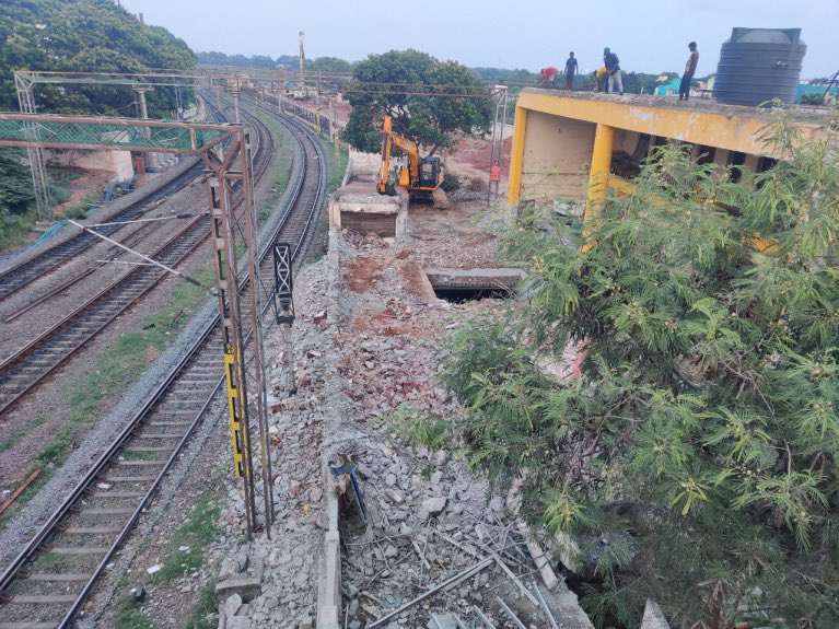 UpdatesChennai's tweet photo. Chennai Beach-Chennai Egmore 4th line works in full swing.. #Chennai #Railways 🏗️🚊 https://t.co/gYVNel8JRi