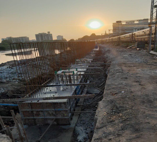 UpdatesChennai's tweet photo. Chennai Beach-Chennai Egmore 4th line works in full swing.. #Chennai #Railways 🏗️🚊 https://t.co/gYVNel8JRi