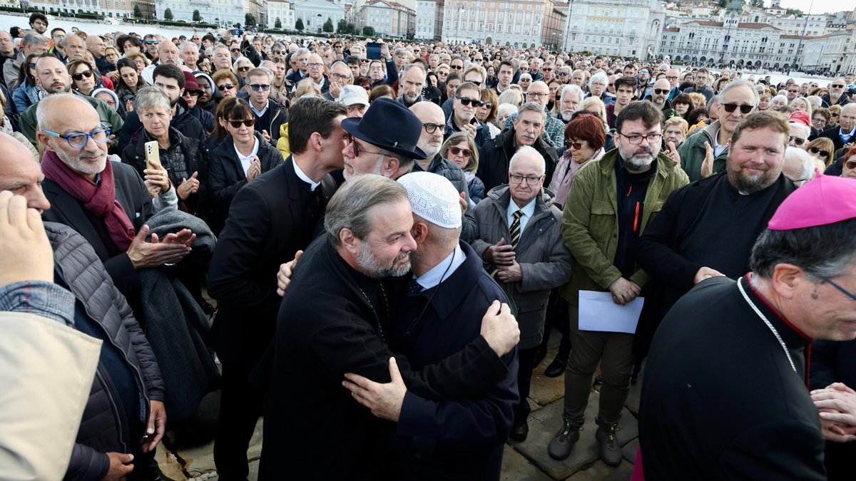 Vatican News (@vaticannews_it) on Twitter photo A #Trieste, religioni in preghiera silenziosa sul Molo Audace per chiedere la pace in Medio Oriente davanti al mare. Il vescovo Enrico Trevisi, il rabbino capo Eliahu Alexandre Meloni, il presidente della Comunità islamica Omar Akram e l'archimandrita greco ortodosso. A #Trieste, religioni in preghiera silenziosa sul Molo Audace per chiedere la pace in Medio Oriente davanti al mare. Il vescovo Enrico Trevisi, il rabbino capo Eliahu Alexandre Meloni, il presidente della Comunità islamica Omar Akram e l'archimandrita greco ortodosso.