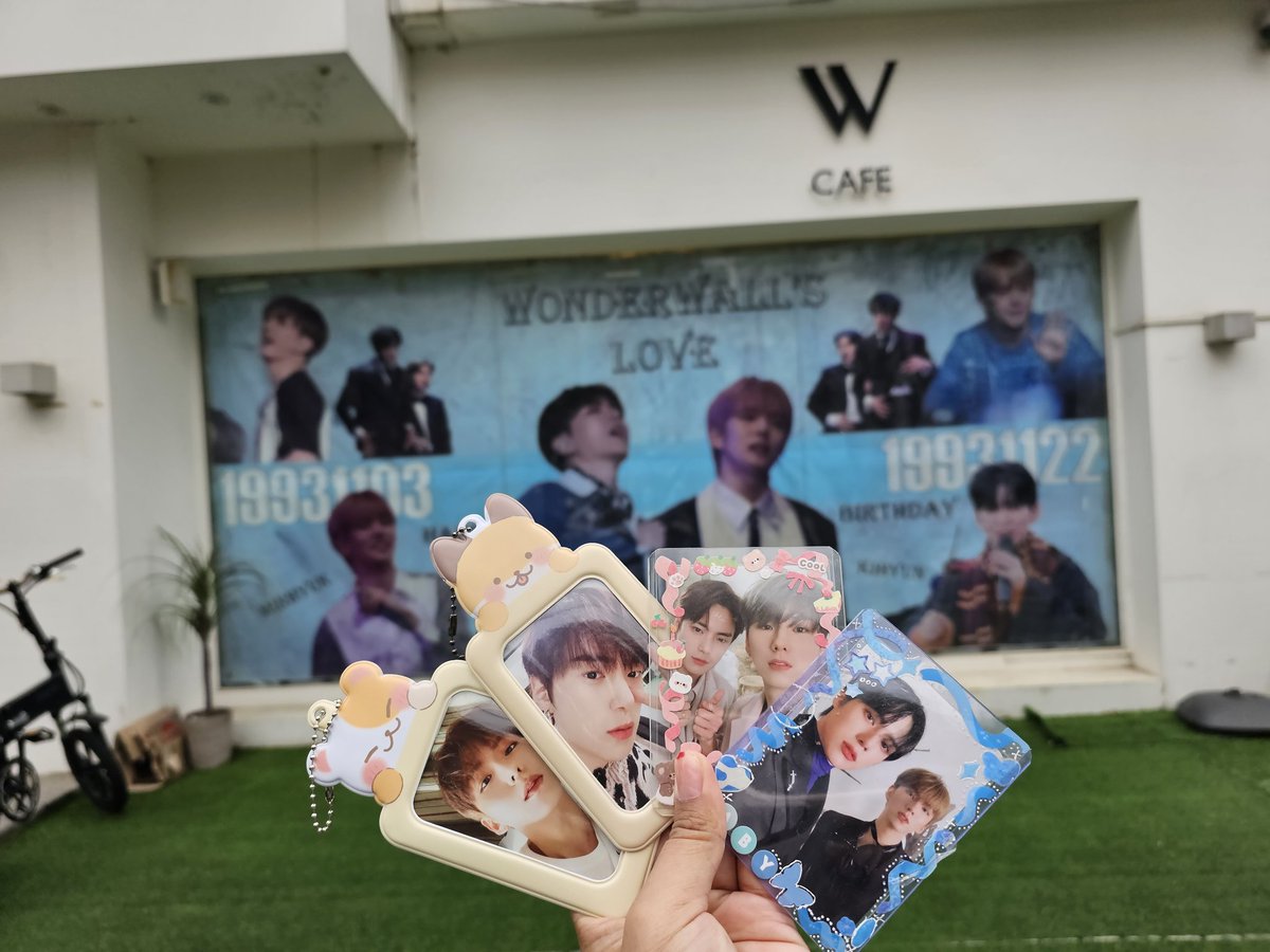 imxashie's tweet photo. went to visit @/MonShiningStar's birthday cupsleeve event for Minhyuk &amp; Kihyun. too shy to enter so i just took pics outside ☺️🫶🏻

#내게_사랑을알려준_네게_정말고마워
#하얀눈이_오면_넌_날_따듯하게_녹여 https://t.co/S3otuowaiT