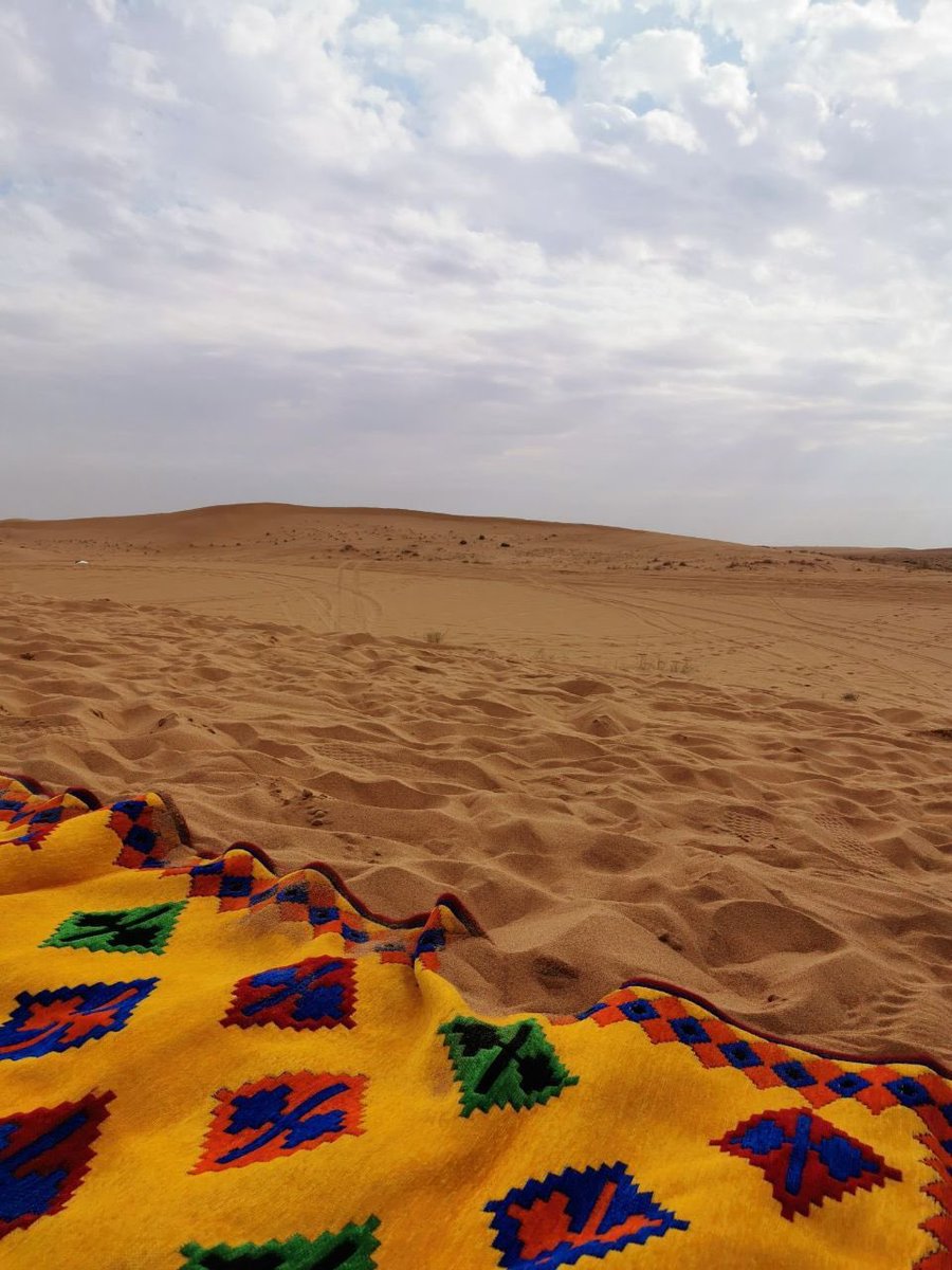 واعدت سُحب السماء الأرض بهطلٍ يُحييها ويُنعش النفس فيها
بشائر #الأجواء_الحلوة بدت هنا بافتتان ،لوحةٌ ضمّت رمال الشمال الذهبية بألوان الجنوب الفنيّة التراثيّة في نزهةٍ تأمليّة لصُنع خالقٍ نرجو بُشراه برحمة عباده في الأرض يارب
#سحابة_عموديّة