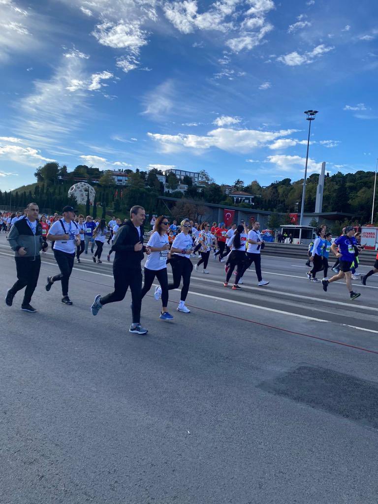 isbankasi's tweet photo. Türkiye İş Bankası İstanbul Maratonu 5 Kasım sabahı 45. kez düzenlendi. 15K ve 42K kategorilerine toplam 15.000 sporcu, Kurumsal Koşu ve Halk Koşusu’na ise toplam 30.000 İstanbullu katıldı.

Cumhuriyetimizin 100. yılını bu eşsiz organizasyonla kutlamaktan gurur duyuyor, Türkiye İş Bankası İstanbul Maratonu’nda koşan tüm sporcuları tebrik ediyor, ödül alan sporcuların başarılarının devamını diliyoruz.

#YüzyılınKoşusu @ibbsporistanbul