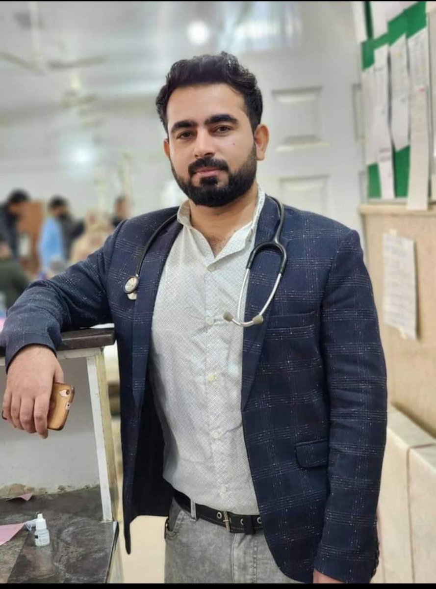 DrMuhabatTareen's tweet photo. In Quetta, the situation is grim. Many of us doctors are now infected, and we've mourned the loss of one of our own. The chaos and despair in our hospitals are overwhelming. It's a haunting reality, and we need all the support and strength we can get. 🩺💔 #QuettaDoctors https://t.co/RIGvVPUwaF
