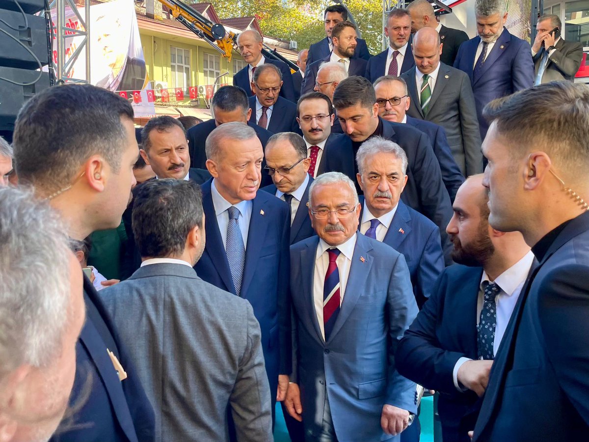 mhilmiguler's tweet photo. 📍Rize 

Ülkemizin ikinci yüzyılında da her alanda büyük bir heyecanla durmadan ve yorulmadan, eser ve hizmet üretmeyi sürdürüyoruz.

Sayın Cumhurbaşkanımız @RTErdogan'ın teşrifleriyle gerçekleştirilen Rize Toplu Açılış Töreni’ne katıldık.

Açılışı yapılan tüm yatırımların ülkemize ve Rizeli hemşehrilerimize hayırlı olmasını diliyorum.