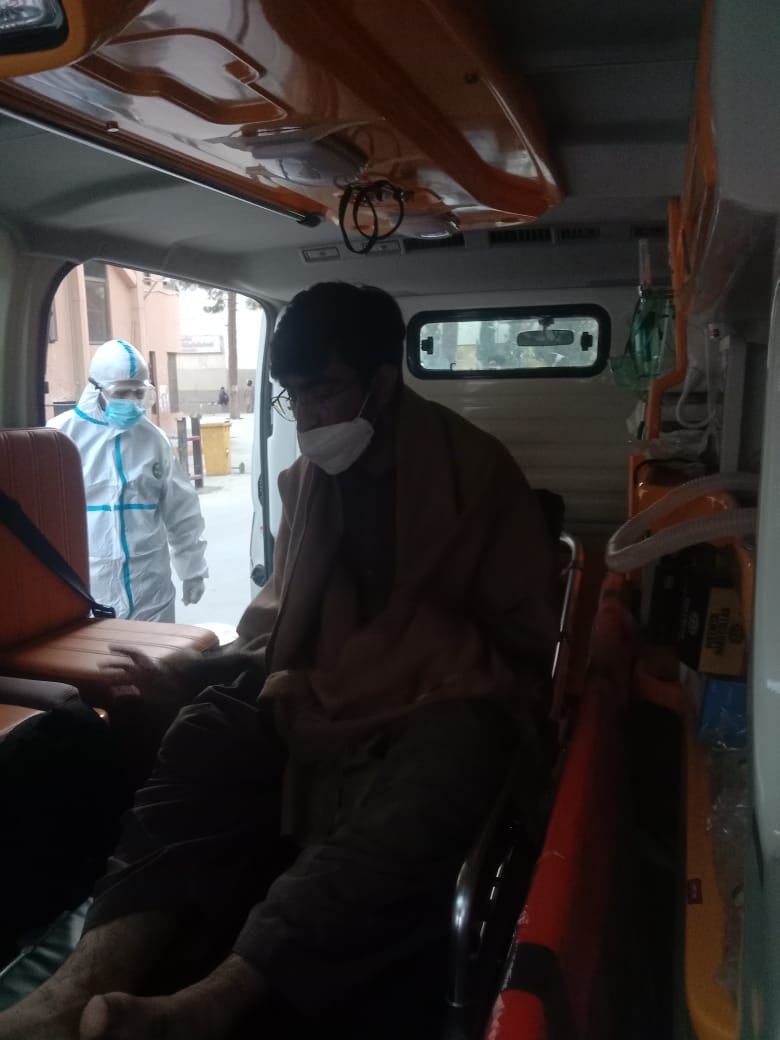 DrMuhabatTareen's tweet photo. In Quetta, the situation is grim. Many of us doctors are now infected, and we've mourned the loss of one of our own. The chaos and despair in our hospitals are overwhelming. It's a haunting reality, and we need all the support and strength we can get. 🩺💔 #QuettaDoctors https://t.co/RIGvVPUwaF