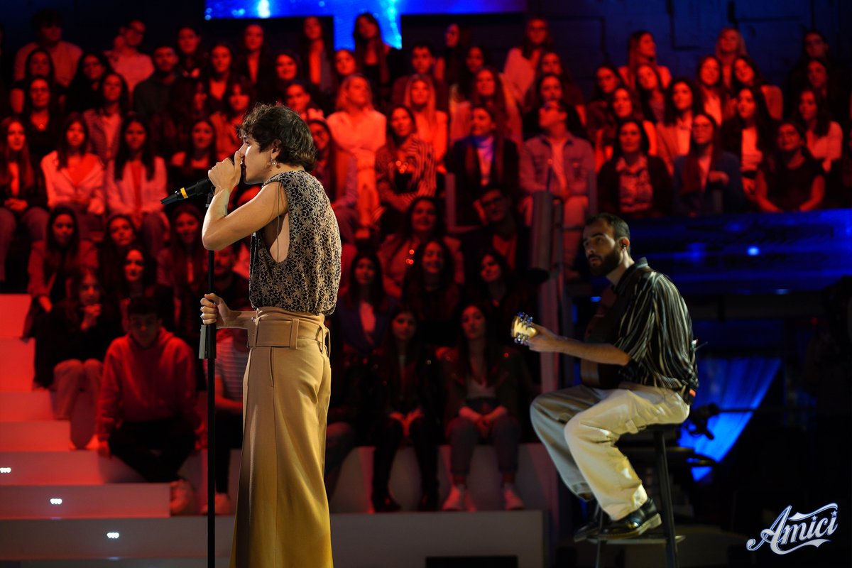 AmiciUfficiale's tweet photo. Un grandissimo ritorno sul palco di #Amici23: Alex Wyse! Noi tutti cosi 🤩 per la sua bellissima "Un po' di te" e voi? https://t.co/FPLvVqDv0q