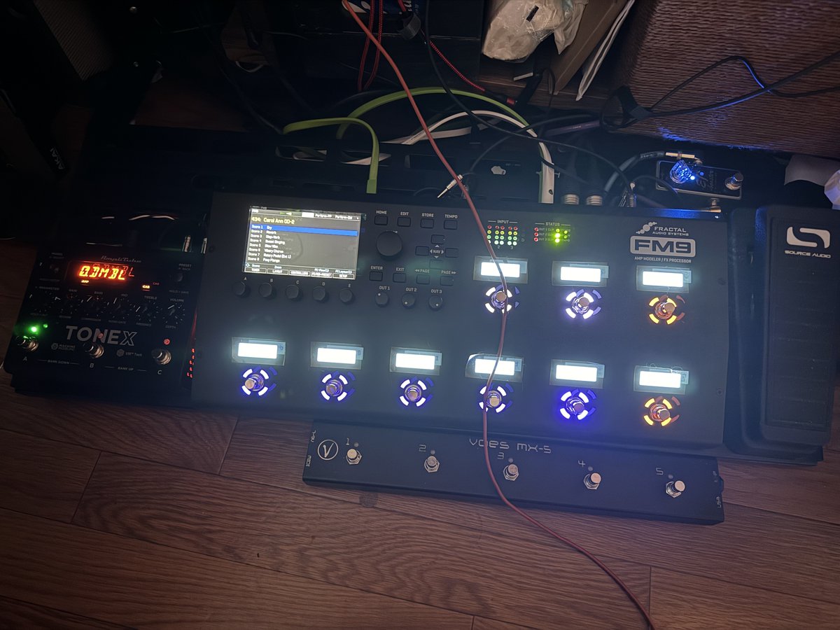 wadatk's tweet image. ちょいと組み替えた。
自宅にいるときには基本、コンパクトの方にルーティング。持ち運ぶときはTONEXPedalにルーティング。
TONEXPedalは好きなセッティングでCaptureしたのを使う方向で。
たまにはアンプモデルも使う笑
#FM9Turbo
#TONEXPedal