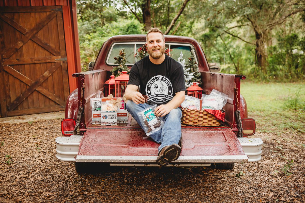 HouseOfJerky's tweet photo. 📦 Get ahead on holiday shopping with an extra hour to shop!⏰ It's your final chance to order discounted Christmas goodies for the foodie on your list. Order through today, 11/5/23 &amp; savor the savings of 10% OFF Jerky 6-Packs w/code 6pack23. https://t.co/A39DgpDRTb #beefjerky https://t.co/84EhDWMihj