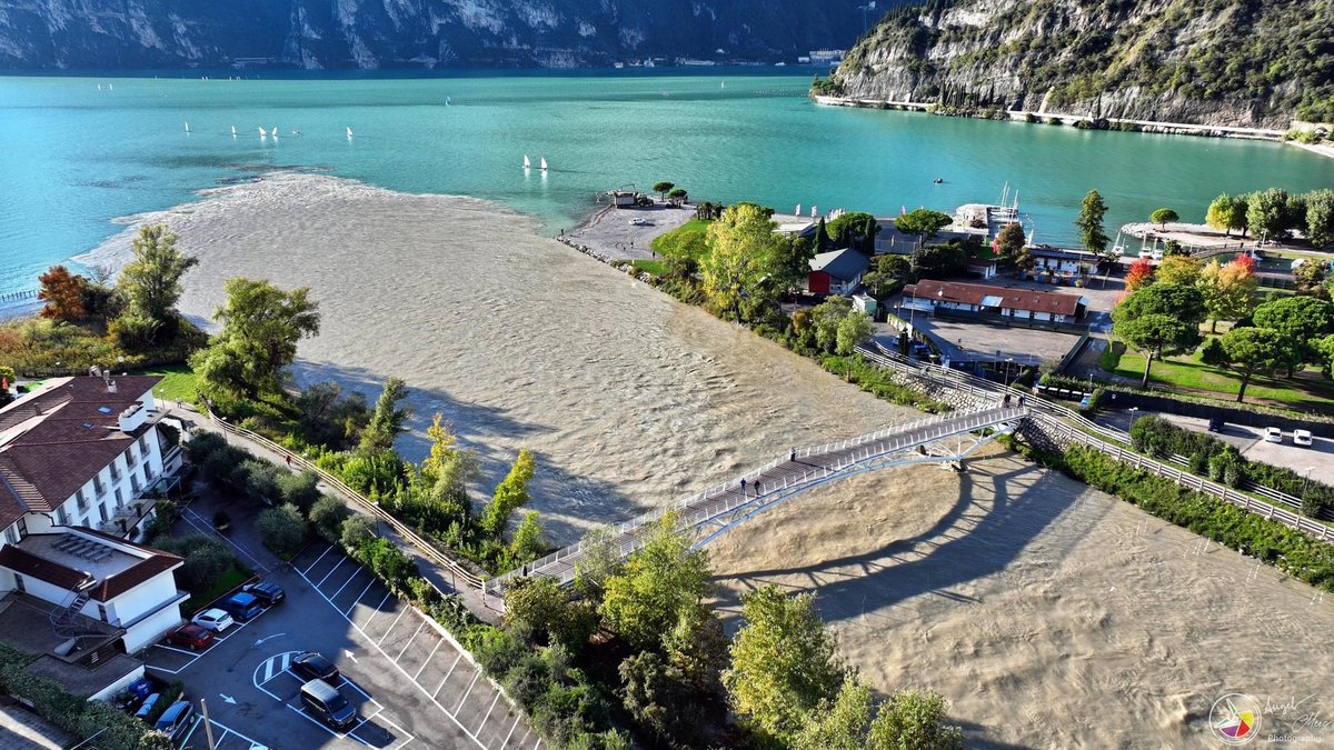 pivettiladige's tweet photo. #Trentino, per il #maltempo e le piogge il #Garda si è alzato di mezzo metro in due settimane. Dopo la #siccità #record di un anno fa si rischia un altro primato di #piena stagionale. Ne scrivo oggi su @giornaleladige Nella foto di Angelo Dapor il #arca si getta nel lago. https://t.co/WAK4bZYoFr