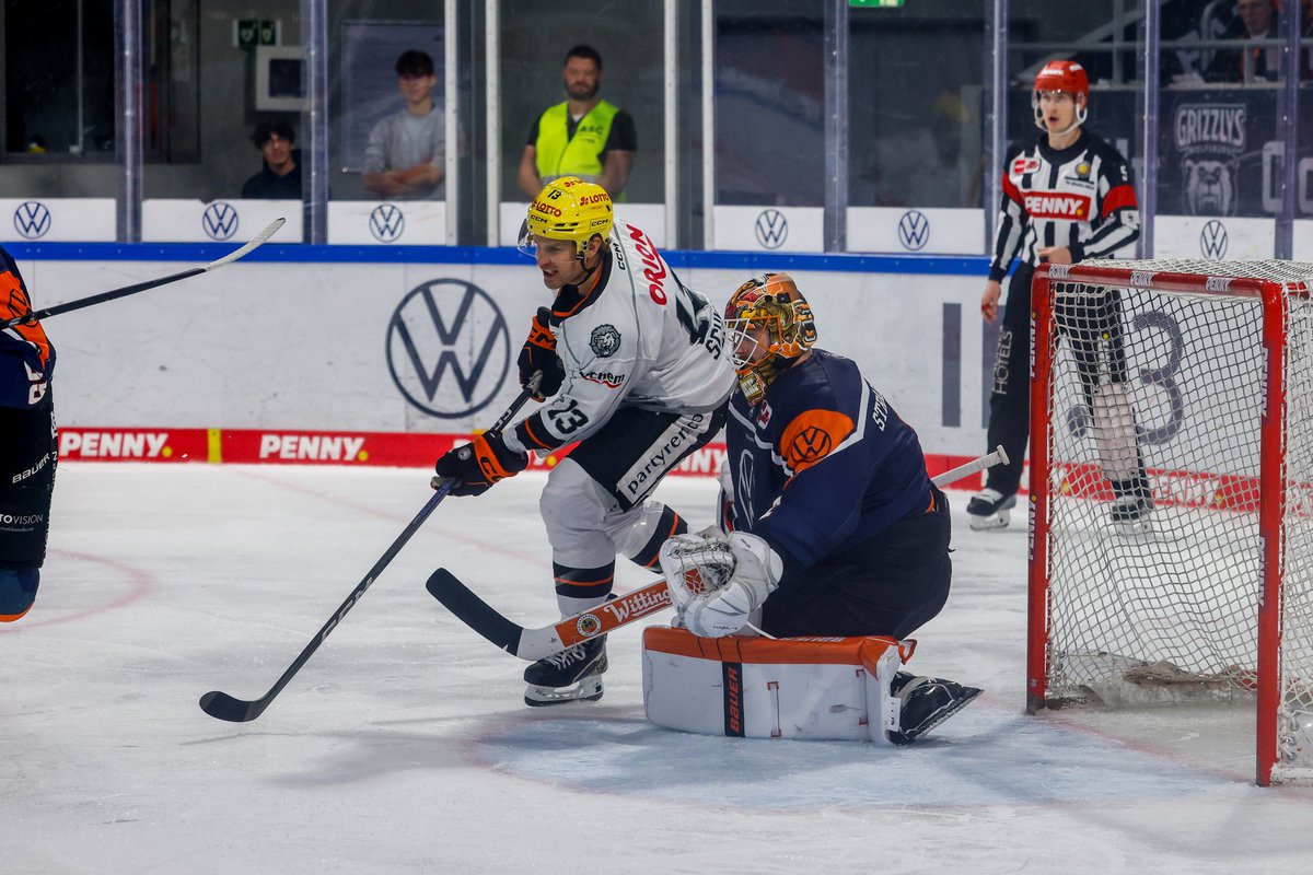 loewenfrankfurt's tweet photo. Ende des 2.Drittels:
Wolfsburg erhöht den Druck auf die Löwen, dennoch können die Löwen durch ein Tor von Carter Rowney mit einer 3:0 Führung in die letzte Pause gehen.

#WOBFRA 0:3
 #loewenfrankfurt  #bembelhockey https://t.co/1G8I9QKkhx