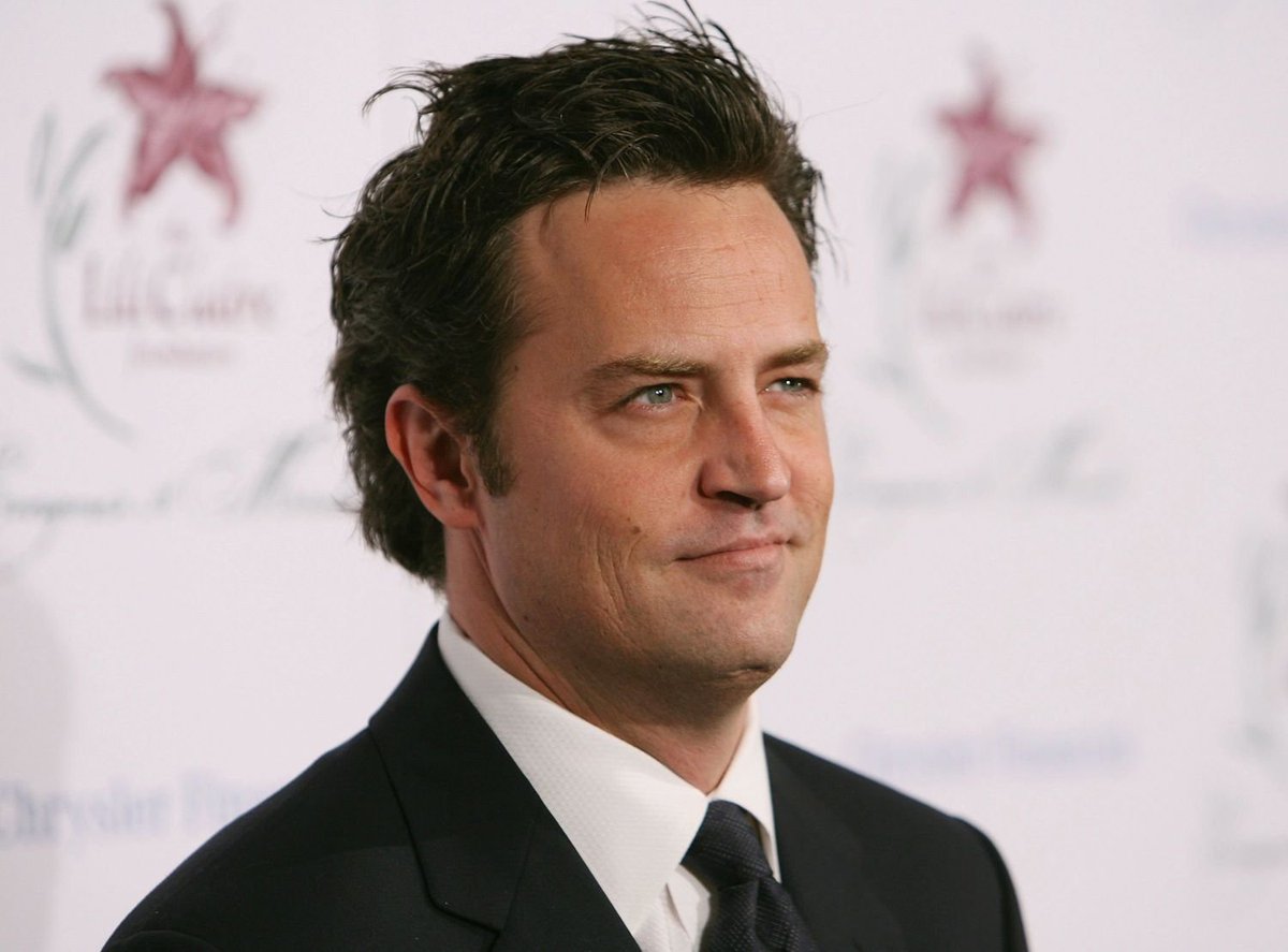 Jess_Scott89's tweet photo. i'm laughing so hard I'm crying! #GoodByeMatthewPerry #ThankYouForChandler #ThankYouForEverything #GoodByeFriend #RestWell https://t.co/bxtVw24zoS