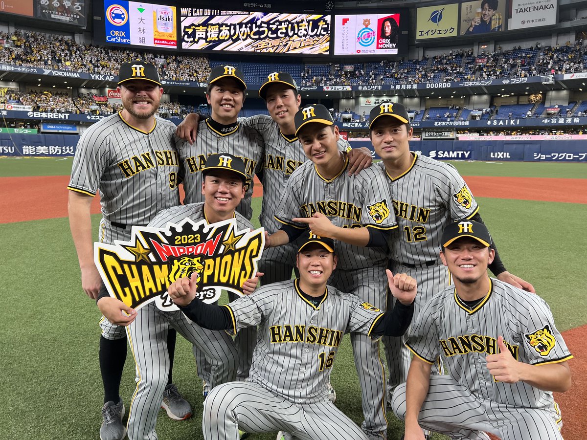 日本一の歓喜の様子をお届けします④！ 全体と野手陣・投手陣の集合