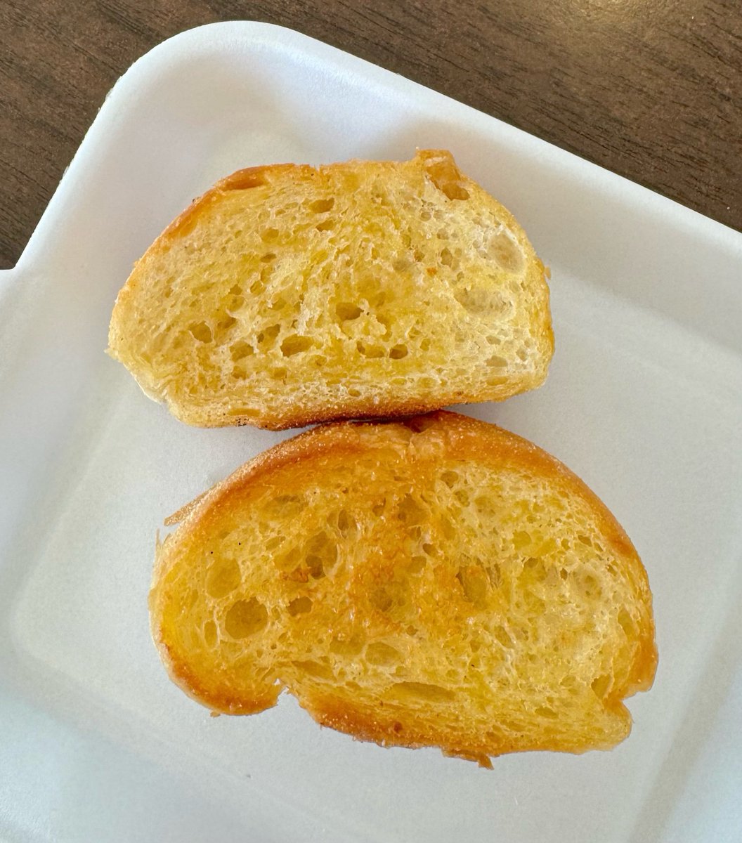 Para las personas que aman el desayuno… ¿Piden las tostadas de pan de agua o sobao? 😍☕️