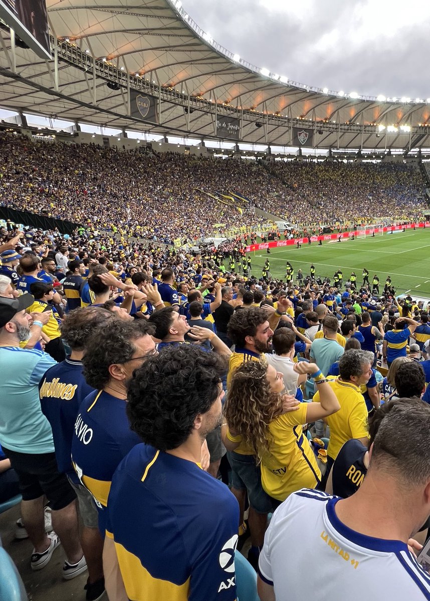 arevalo_martin's tweet photo. Regresarán a sus casas con el dolor de la derrota. 
Pero con el orgullo de haberle mostrado al mundo lo que significa el amor por su camiseta. 
Los hinchas de Boca y una de las tantas muestras de grandeza que ostentaron en Río de Janeiro. https://t.co/BJNCuMBKL0