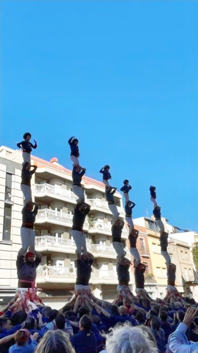 Tornar a fer un pilar de 5. El primer el vaig fer amb l'Herre i avui l'he pogut  fer mb la Rava, la seva millor amiga ❤️💙#castellers #castells #castellsenxarxa