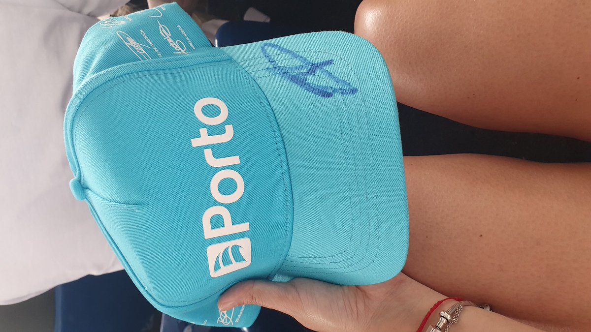 luaninhadebeaga's tweet photo. A caneta quase acabou na minha vez, mas o autógrafo foi garantido. @FelipeDrugovich #f1sp https://t.co/4jrukReG1Q