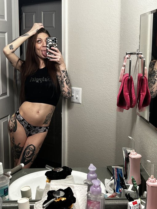 Happy Sunday Sluts! I have so many sales going on today, from custom photo sets to my premiYUM telegram