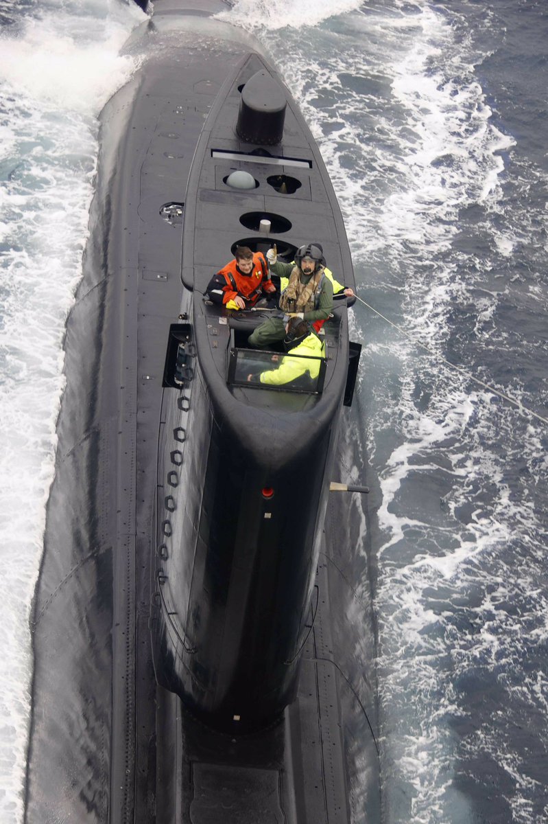 FIN TRANSFERS Lt Rob Templeton gives his aircrewman the affirmative before being winched back up from HMNoS Utstein. We keep ourselves up to scratch with these tricky serials lest we need to evacuate a casualty from a boat on patrol. #UKCSG23 #FLYNAVY @COMUKCSG