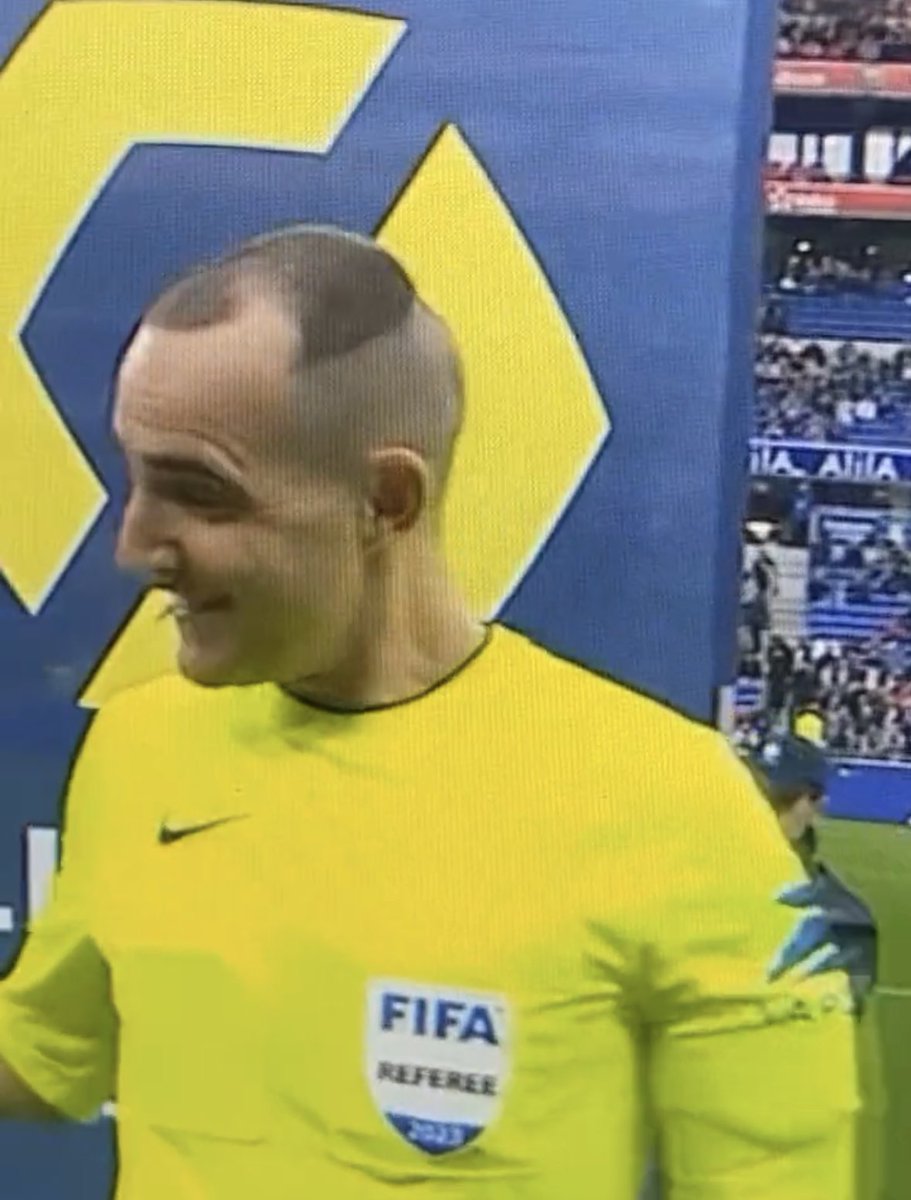 MercatoPlein's tweet image. 🚨 Benoît Millot va être suspendu 6 mois de toutes fonctions arbitrales pour son dégradé réalisé à la scie-sauteuse.

(Badsam)

#millot