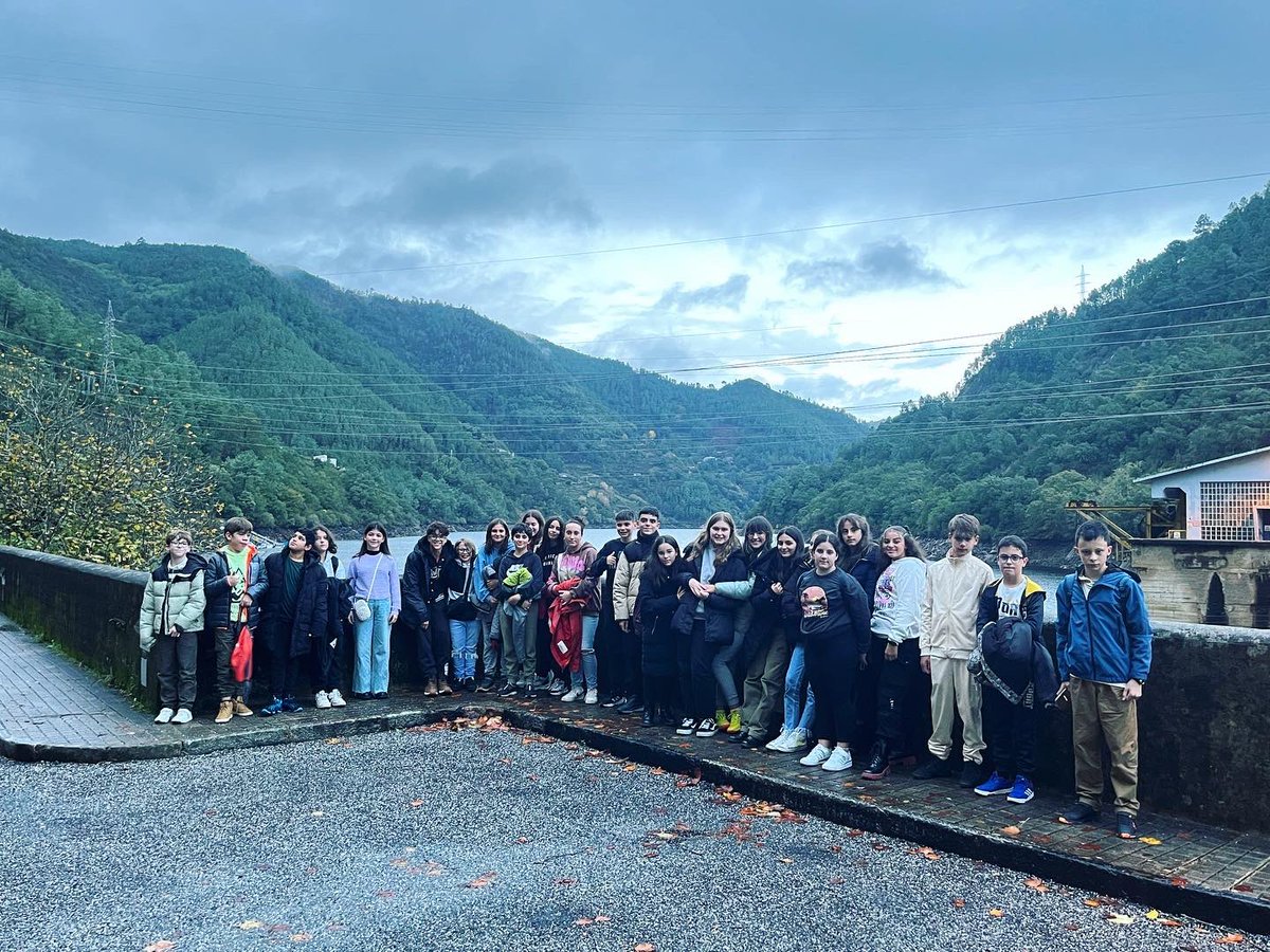 cienciaocruce's tweet image. Arriving in Os Peares with 1st year secondary school students to enjoy #digitalweek. Foreign language immersion and STEM activities in a wonderful environment. We hope it will be a great experience for everyone. Here we go! 💪🏻💪🏻🤗🤗