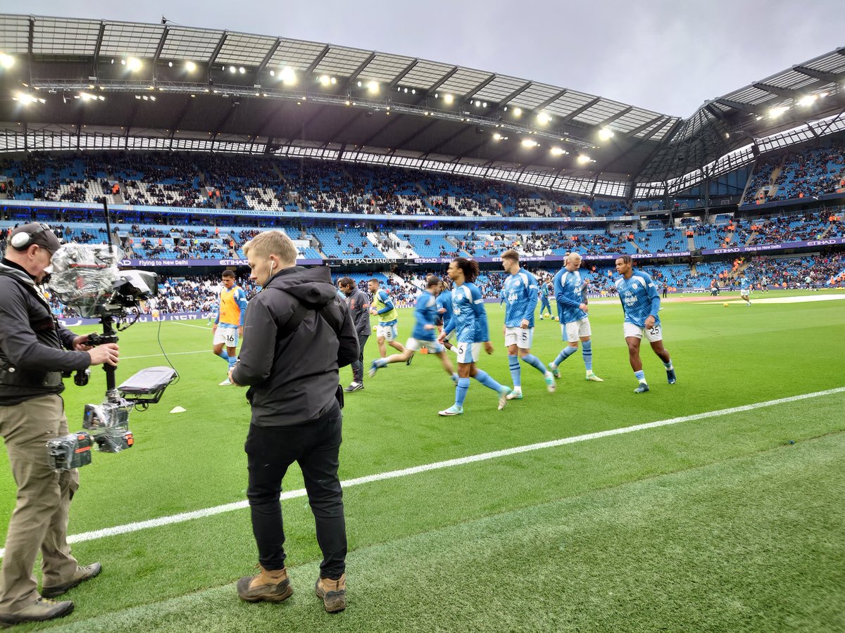 AlsatianCityzn's tweet photo. Retour à l'Etihad avec une belle victoire et toujours bien placés 😏

Merci à @ManCity de nous avoir reçu et fait découvrir le Matchday pitchside 💙

On a même eu un petit bonus à l'aéroport 👀

🔵 6-1 🍒

#ManCityOSC https://t.co/1Dz1LwHbO5
