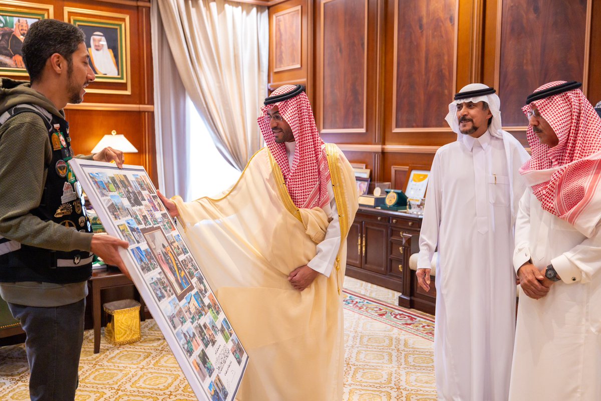 Alazizah4477's tweet photo. سمو #نائب_أمير_منطقة_حائل يستقبل الرحال عبدالرحمن البراك ممثل فريق رحالة حائل والرحال نهار الشمري بحضور رئيس مجلس إدارة مجموعة العزيزية وداعم فريق رحالة حائل أ.محمد بن علي الجميعه ويتسلم سموه صورة من جولة الرحالة البراك حول العالم.
#حائل https://t.co/ulphELJxGL