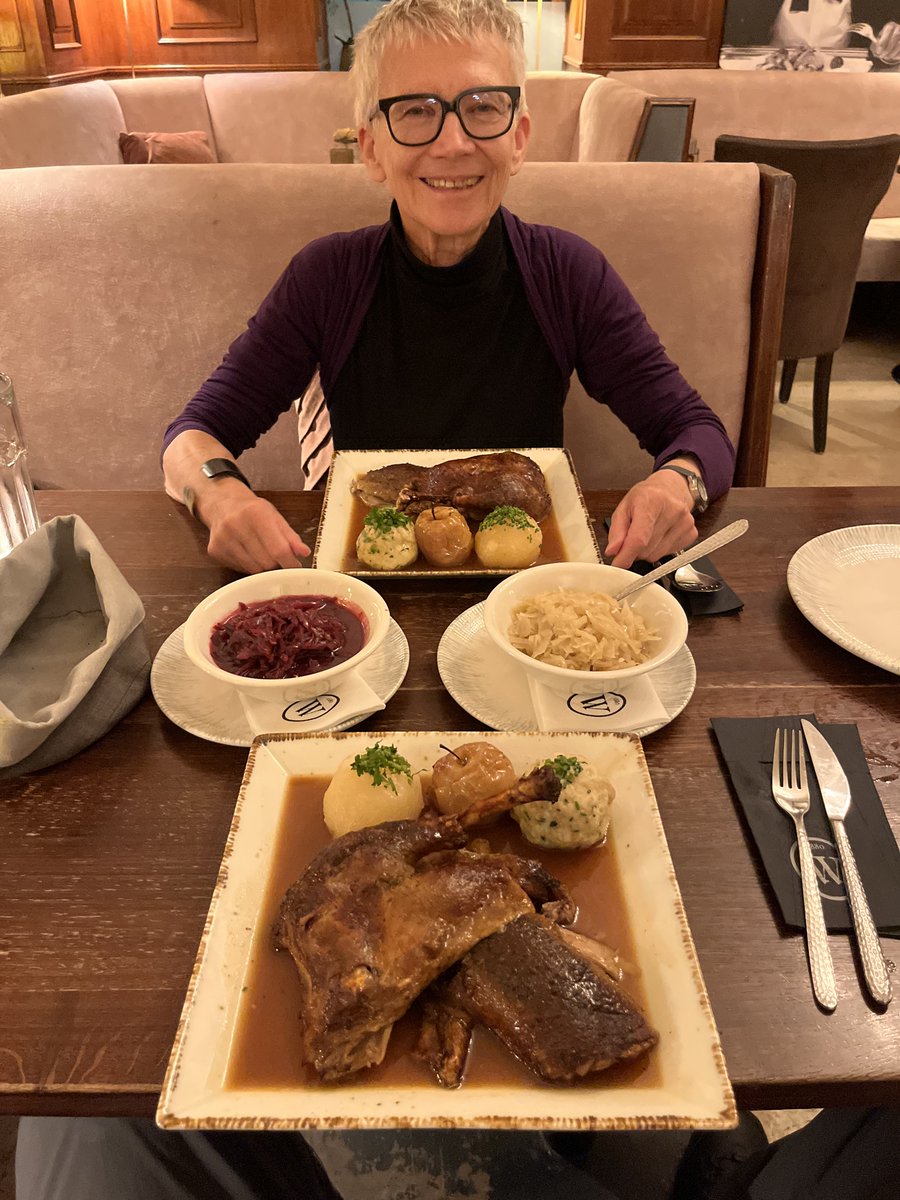 iHeimo's tweet image. Mili von Rudis Beisl ist umgezogen zum Café Wortner wortner.at und kocht jetzt dort tolle Martinigansln nach Christian Waneks Originalrezept!