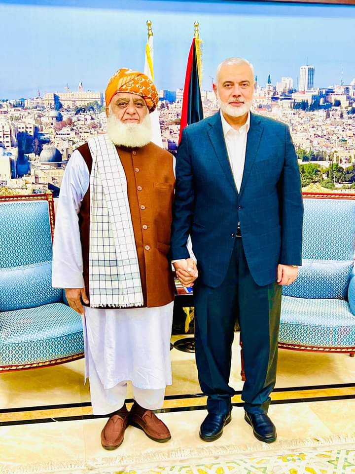 hasnain_7's tweet photo. جو جرات وبہادری محمد بن سلمان ، طیب اردگان ، انوار کاکڑ اور مہاتیر محمد جیسے اسلامی حکمران��ں نے دکھانی تھے وہ ایک نہتے اور غریب عالم دین نے کرکے دکھائی ۔   #JUI_StandWithHamas https://t.co/KSeOQGng2u
