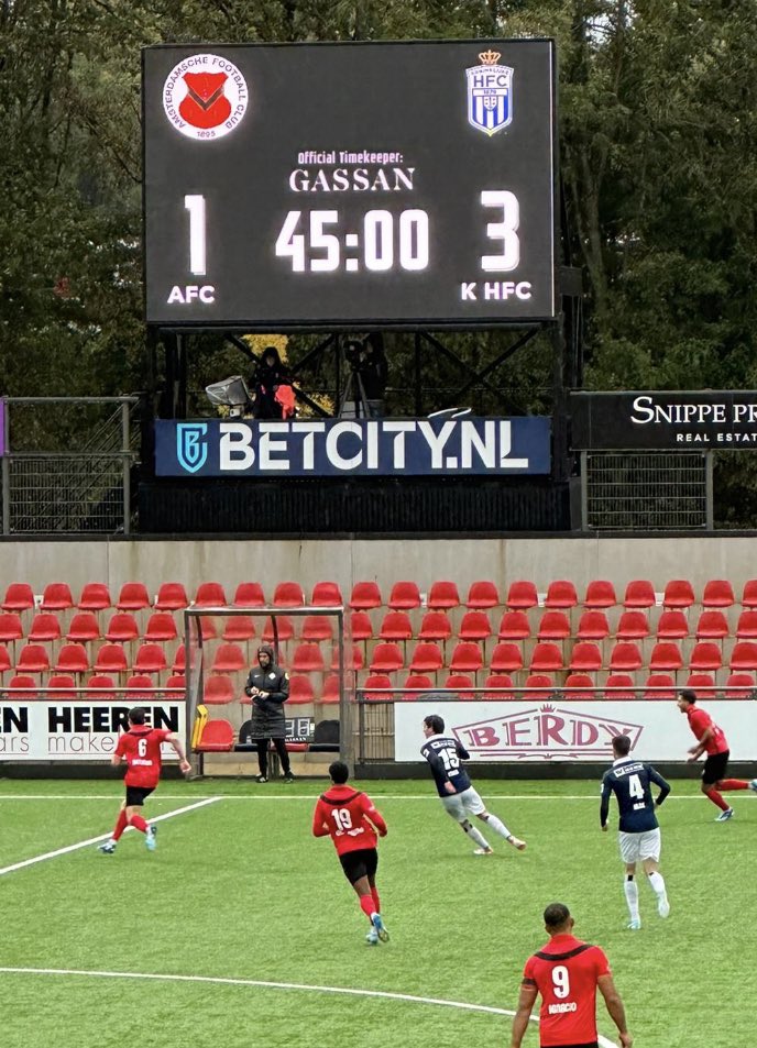 KoninklijkeHFC's tweet photo. En het is rust. HFC gaat aan leiding met 1-3 #afchfc https://t.co/ihfptGOuta