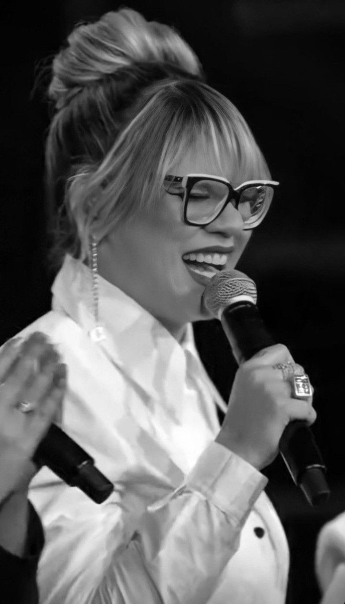 efeitomm's tweet photo. Seu legado na música sertaneja é eterno, e sua ausência deixa um vazio que jamais será preenchido. Que sua luz continue brilhando onde quer que esteja. Saudades, minha ídola! 🤍 https://t.co/n79M3vNEOO