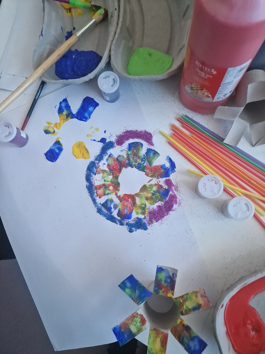 Fun filled Sunday Funday celebrating Guy Fawkes Day with Firework themed Arts and Crafts with patients, and Doctors joining in on the fun💕
#SundayFunday #powerofplay #funatwork #GuyFawkes #hospitalfun #sickplay #hospitalplay #noconsoles #paintglitter