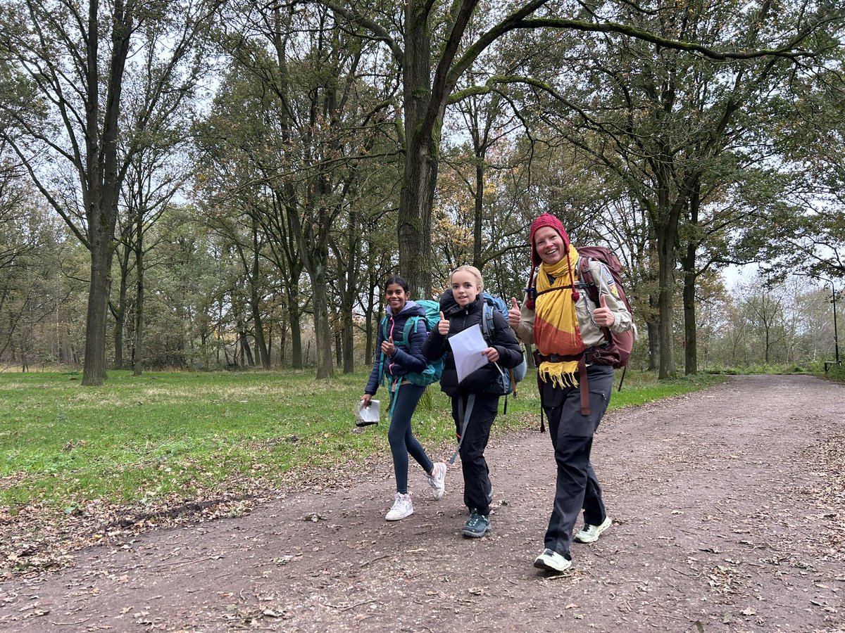 ScoutingFLG's tweet photo. GOH, het zit er alweer op. De gezellige oriëntatiehike was deze keer op en rond de Strabrechtse heide. Een record aantal teams (27) van jong tot oud kreeg om 10 uur een topografische kaart uitgereikt en ging na wat knutselen en posten intekenen op pad. https://t.co/soHJwsM8NT