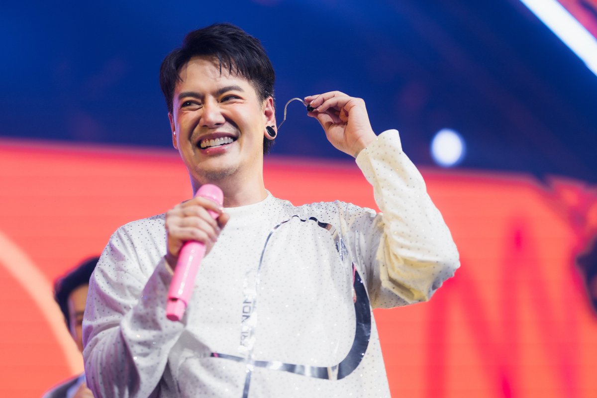 GMMSHOW_th's tweet photo. ในนามผู้จัด The Concert Application Presents Peck Aof Ice InFriendnity Concert ศิลปินและทีมงาน ขอขอบคุณผู้ชมทุกท่านที่มาสนุกกันในครั้งนี้ ขอบคุณสำหรับการรอคอยอย่างยาวนานถึง 15 ปี

#PeckAofIceInFriendnityConcert
#15thAnniversaryPeckAofIce
#FriendสนิทFinสนั่น
#TheConcertApplication https://t.co/hyhZF9wiV8