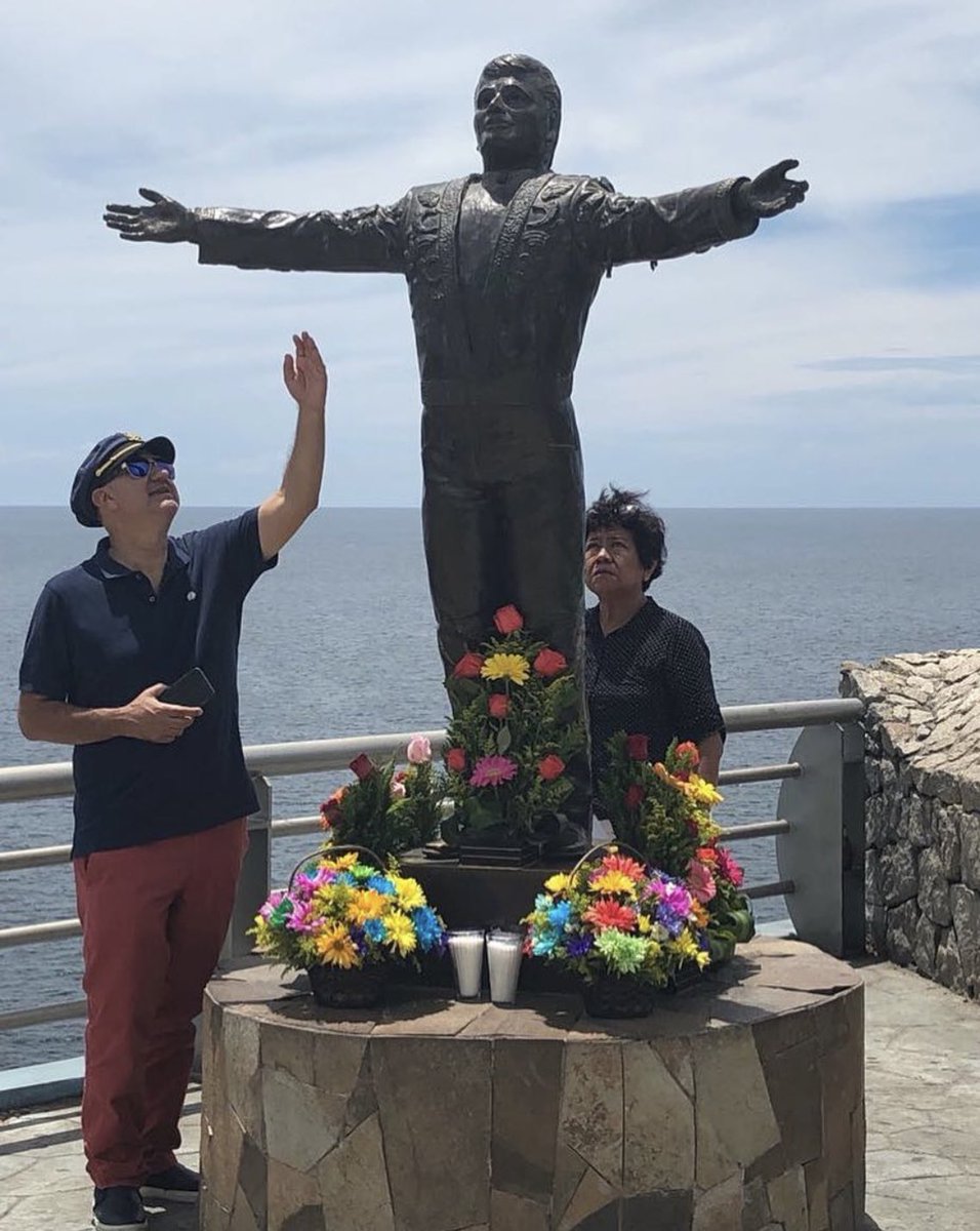 yatevikatan's tweet photo. Si a ninguna autoridad no le importa la estatua de 
Juan Gabriel a mi si 🥲 
@soyjuangabriel @eternamente_jg @JuanGabrielista https://t.co/2ojV6yxIy9