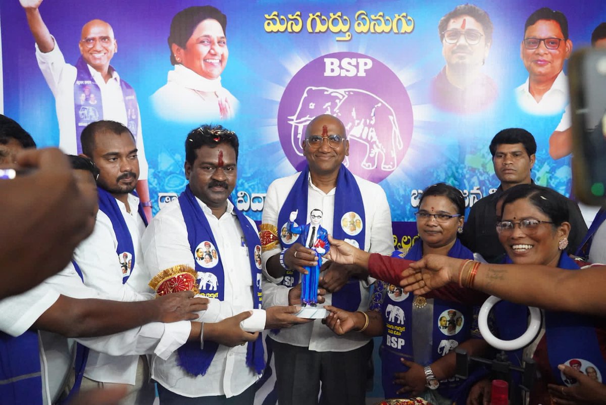 RSPFollower's tweet photo. మీడియా ప్రకటన
తేదీ: 05-11- 2023
మంచిర్యాల

👉🏻కాళేశ్వరం ప్రాజెక్టుతోనే ఉమ్మడి అదిలాబాద్ ఎడారిగా మారింది: డా.ఆర్.ఎస్ ప్రవీణ్ కుమార్

ప్రాణహిత-చేవెళ్ల ప్రాజెక్టు రీడిజైన్‌ చేసి,కాళేశ్వరం ప్రాజెక్టు కట్టడంతోనే ఉమ్మడి అదిలాబాద్ జిల్లా ఎడారిగా మారిందని బహుజన్ సమాజ్ పార్టీ రాష్ట్ర అధ్యక్షులు డా.ఆర్.ఎస్ ప్రవీణ్ కుమార్ ఆరోపించారు.ఎన్నికల ప్రచారంలో భాగంగా ఆదివారం మంచిర్యాల జిల్లా క్యాతనపల్లిలో చెన్నూర్ అసెంబ్లీ అభ్యర్థి డా.శ్రీనివాస్ తో కలిసి మీడియా సమావేశంలో పాల్గొన్నారు.కాంట్రాక్టుల్లో కమీషన్ల కోసమే ముఖ్యమంత్రి కేసీఆర్ నాసిరకంగా కాళేశ్వరం ప్రాజెక్టు కట్టారని ఆరోపించారు. ఉమ్మడి ఆదిలాబాద్ ప్రాంత రైతాంగానికి సాగునీరు అందించే తుమ్మిడిహాట్టి ప్రాజెక్టు నిర్మాణానికి 2006 లో రూ.900 కోట్లు ఖర్చు చేసి భూసేకరణ పూర్తయినా ప్రాజెక్టు పూర్తి కాలేదన్నారు. ప్రాణహిత -చేవెళ్ల ప్రాజెక్టులో భూములు కోల్పోయిన భూనిర్వాసితులు పక్క ఇండ్లు లేక రేకుల షెడ్డుల్లో జీవిస్తున్నారన్నారు. కేసీఆర్ పాలనలో సింగరేణి కార్మికులు అత్యంత దయనీయమైన పరిస్థితులు ఎదుర్కొంటున్నారని అన్నారు. 

పాలకుల నిర్లక్ష్యం తోనే అన్నీ వనరులున్న చెన్నూరు నియోజకవర్గం అభివృద్ధికి నోచుకోలేదన్నారు.అధికార పార్టీ ఎమ్మెల్యే బాల్క సుమన్ వచ్చే ఎన్నికల్లో ఎన్ని కుట్రలు చేసినా ఓడిపోవడం ఖాయమన్నారు. గతంలో ఈ ప్రాంతం నుంచి ప్రాతినిధ్యం వహించిన ఎమ్మెల్యేలు దొరలకు బానిసలయ్యారని ఘాటుగా వ్యాఖ్యానించారు. జనాభాలో 99 శాతం ఉన్న పేద వర్గాలకురాజ్యాధికారం దక్కాలన్నదే బీఎస్పీ లక్ష్యమన్నారు. 

#IamRSP #BSP4Telangana #KCRFailedTelangana #ElephantThisTime #VR99  #RSP4CM #Time4Blue #VoteMaaku_AdhikaramMeeku @RSPraveenSwaero  @BITCELL_BSP