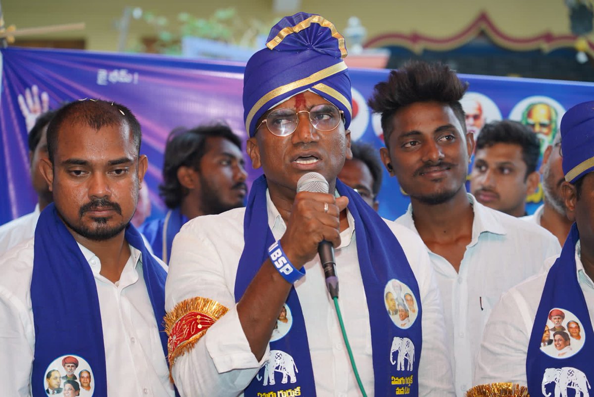 RSPFollower's tweet photo. మీడియా ప్రకటన
తేదీ: 05-11- 2023
మంచిర్యాల

👉🏻కాళేశ్వరం ప్రాజెక్టుతోనే ఉమ్మడి అదిలాబాద్ ఎడారిగా మారింది: డా.ఆర్.ఎస్ ప్రవీణ్ కుమార్

ప్రాణహిత-చేవెళ్ల ప్రాజెక్టు రీడిజైన్‌ చేసి,కాళేశ్వరం ప్రాజెక్టు కట్టడంతోనే ఉమ్మడి అదిలాబాద్ జిల్లా ఎడారిగా మారిందని బహుజన్ సమాజ్ పార్టీ రాష్ట్ర అధ్యక్షులు డా.ఆర్.ఎస్ ప్రవీణ్ కుమార్ ఆరోపించారు.ఎన్నికల ప్రచారంలో భాగంగా ఆదివారం మంచిర్యాల జిల్లా క్యాతనపల్లిలో చెన్నూర్ అసెంబ్లీ అభ్యర్థి డా.శ్రీనివాస్ తో కలిసి మీడియా సమావేశంలో పాల్గొన్నారు.కాంట్రాక్టుల్లో కమీషన్ల కోసమే ముఖ్యమంత్రి కేసీఆర్ నాసిరకంగా కాళేశ్వరం ప్రాజెక్టు కట్టారని ఆరోపించారు. ఉమ్మడి ఆదిలాబాద్ ప్రాంత రైతాంగానికి సాగునీరు అందించే తుమ్మిడిహాట్టి ప్రాజెక్టు నిర్మాణానికి 2006 లో రూ.900 కోట్లు ఖర్చు చేసి భూసేకరణ పూర్తయినా ప్రాజెక్టు పూర్తి కాలేదన్నారు. ప్రాణహిత -చేవెళ్ల ప్రాజెక్టులో భూములు కోల్పోయిన భూనిర్వాసితులు పక్క ఇండ్లు లేక రేకుల షెడ్డుల్లో జీవిస్తున్నారన్నారు. కేసీఆర్ పాలనలో సింగరేణి కార్మికులు అత్యంత దయనీయమైన పరిస్థితులు ఎదుర్కొంటున్నారని అన్నారు. 

పాలకుల నిర్లక్ష్యం తోనే అన్నీ వనరులున్న చెన్నూరు నియోజకవర్గం అభివృద్ధికి నోచుకోలేదన్నారు.అధికార పార్టీ ఎమ్మెల్యే బాల్క సుమన్ వచ్చే ఎన్నికల్లో ఎన్ని కుట్రలు చేసినా ఓడిపోవడం ఖాయమన్నారు. గతంలో ఈ ప్రాంతం నుంచి ప్రాతినిధ్యం వహించిన ఎమ్మెల్యేలు దొరలకు బానిసలయ్యారని ఘాటుగా వ్యాఖ్యానించారు. జనాభాలో 99 శాతం ఉన్న పేద వర్గాలకురాజ్యాధికారం దక్కాలన్నదే బీఎస్పీ లక్ష్యమన్నారు. 

#IamRSP #BSP4Telangana #KCRFailedTelangana #ElephantThisTime #VR99  #RSP4CM #Time4Blue #VoteMaaku_AdhikaramMeeku @RSPraveenSwaero  @BITCELL_BSP