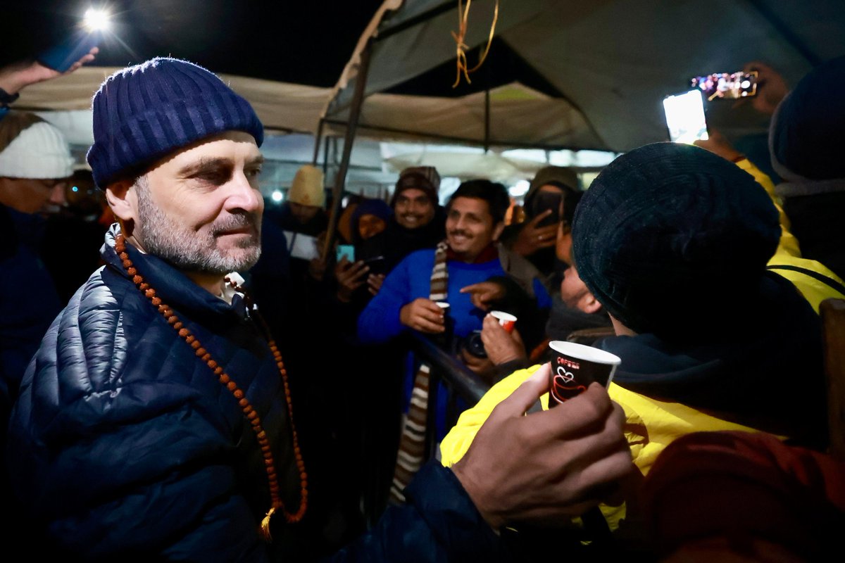 INCIndia's tweet photo. अपनी केदारनाथ यात्रा के दौरान श्रद्धालुओं के लिए चाय सेवा देते @RahulGandhi जी

📍 केदारनाथ मंदिर, उत्तराखंड https://t.co/CSpRlIKcsb