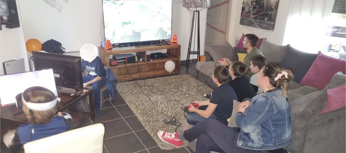 Hier après-midi, nous avons eu le plaisir d’organiser un anniversaire qui a pu rassembler quelques passionnés autour du jeu vidéo. 🥳

Si vous aussi vous êtes intéressés par ce type d’anniversaire pour vos enfants, n’hésitez pas à nous contacter pour tous renseignements. 🤗