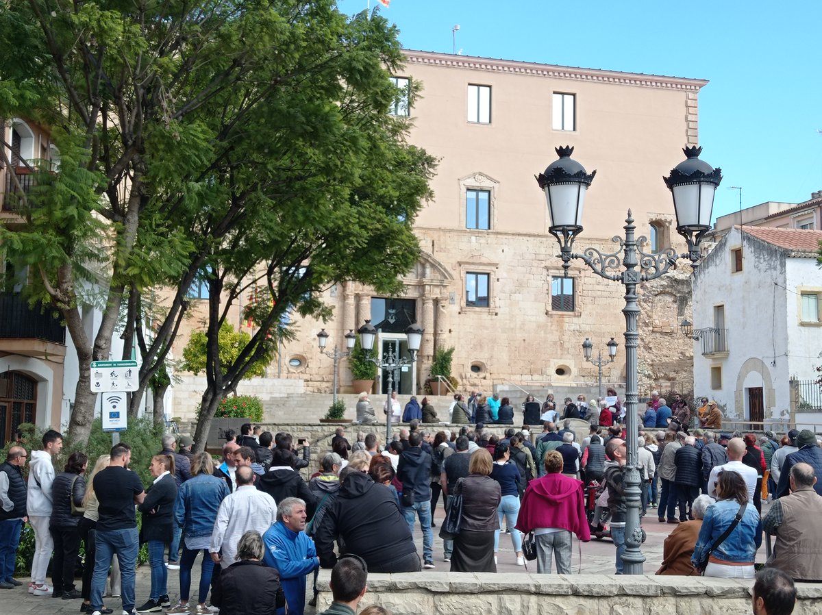 TDBactualitat's tweet photo. ✍️ CRÒNICA l "La plaça del Castell clama contra la pujada d’impostos", per @JordiSalvat   #Torredembarra https://t.co/A2rWaKTCIy https://t.co/8loLU8T6GZ