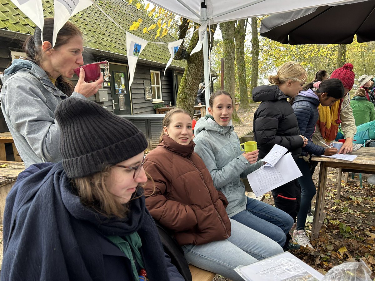 ScoutingFLG's tweet photo. GOH 2: onderweg kwamen de teams via een zelfgekozen route natuurlijk weer een soep- en chocopost tegen en er werd gepuzzeld voor extra punten. Het was een natte boel, maar dat houdt een scout natuurlijk niet tegen. https://t.co/gj0gg5Hq2K