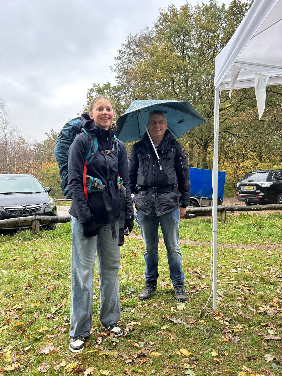 GOH 2: onderweg kwamen de teams via een zelfgekozen route natuurlijk weer een soep- en chocopost tegen en er werd gepuzzeld voor extra punten. Het was een natte boel, maar dat houdt een scout natuurlijk niet tegen.
