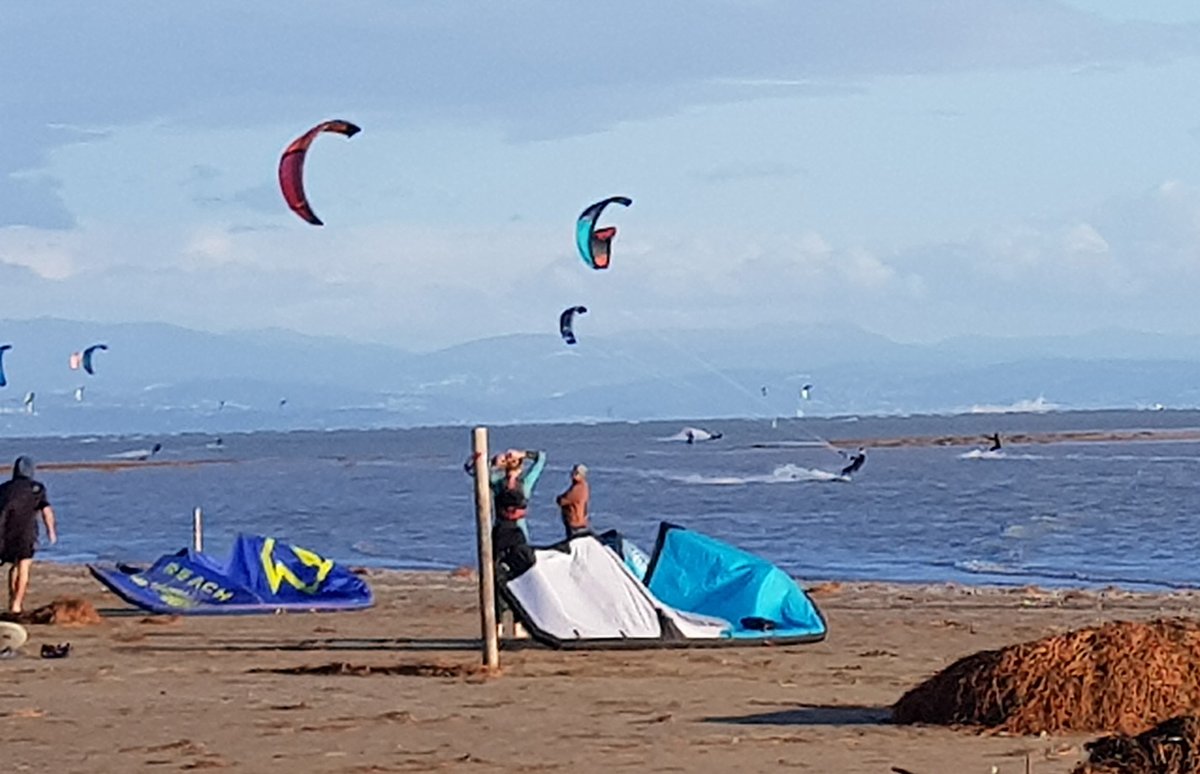 #isola di #GRADO #island - Dopo la burrascosa notte di acqua alta e sciroccale con tanti danni, nel pomeriggio gli appassionati di kite surf si sono scaternati - @mariacr28250504 @giorgiobigi1 @azzur_farfalla @CiriSince1978 @marina52182 @SuttoraM @CMarc17 @bertaina @abollis