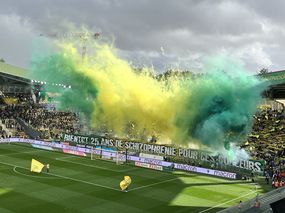 PyroFumigene's tweet photo. Craquage nantais! 

#Nantes #BL99 #BrigadeLoire #FCNSDR https://t.co/jT4X57paSy